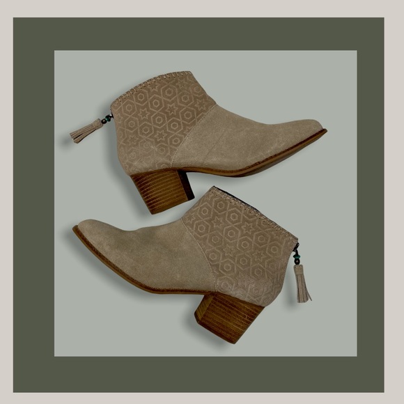 SALE‼️Toms Leila Embossed Leather Bootie tassle zipper low heel boots size 8.5 - Picture 8 of 8